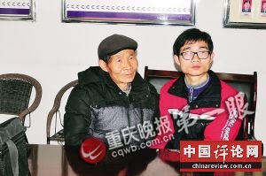 父子俩激动地抱在一起双手久久不松开