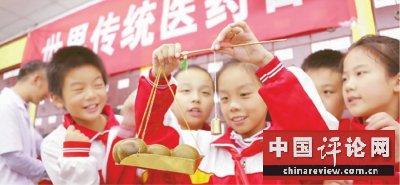 让学生理解和认同中医药文化