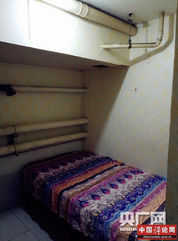 北京天通苑地下群租房：头顶就是下水道 有时会滴水