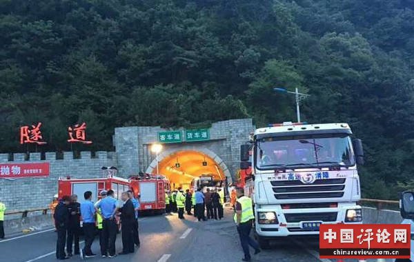 据华商报报道，2017年8月10日23时34分，西安-汉中高速一客运发生事故已经导致36死13伤。初步了解，事故发生在10日23时34分，事故车辆为河南经营的一辆客运车，从成都发往洛阳，在途经西汉高速秦岭隧道时，因撞到隧道墙壁发生事故，事故造成36人死亡，13人受伤，伤者已被紧急送医。（袁小锋）
