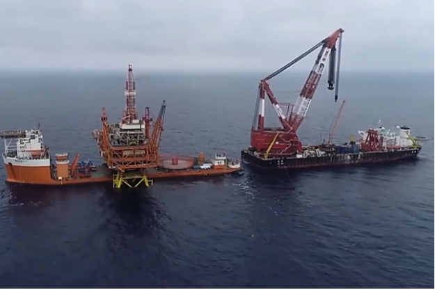 我国万吨级海上油气平台对接成功